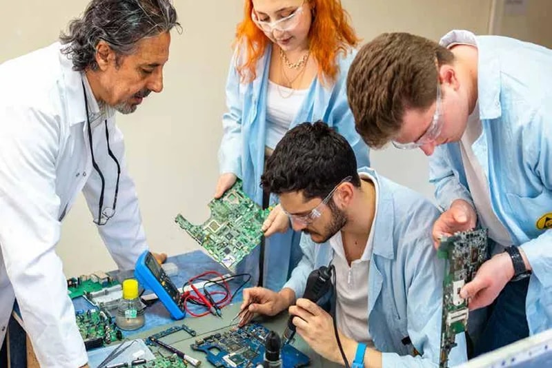 Lycée Philadelphe de Gerde - Laboratoire d'électronique avec instructeur