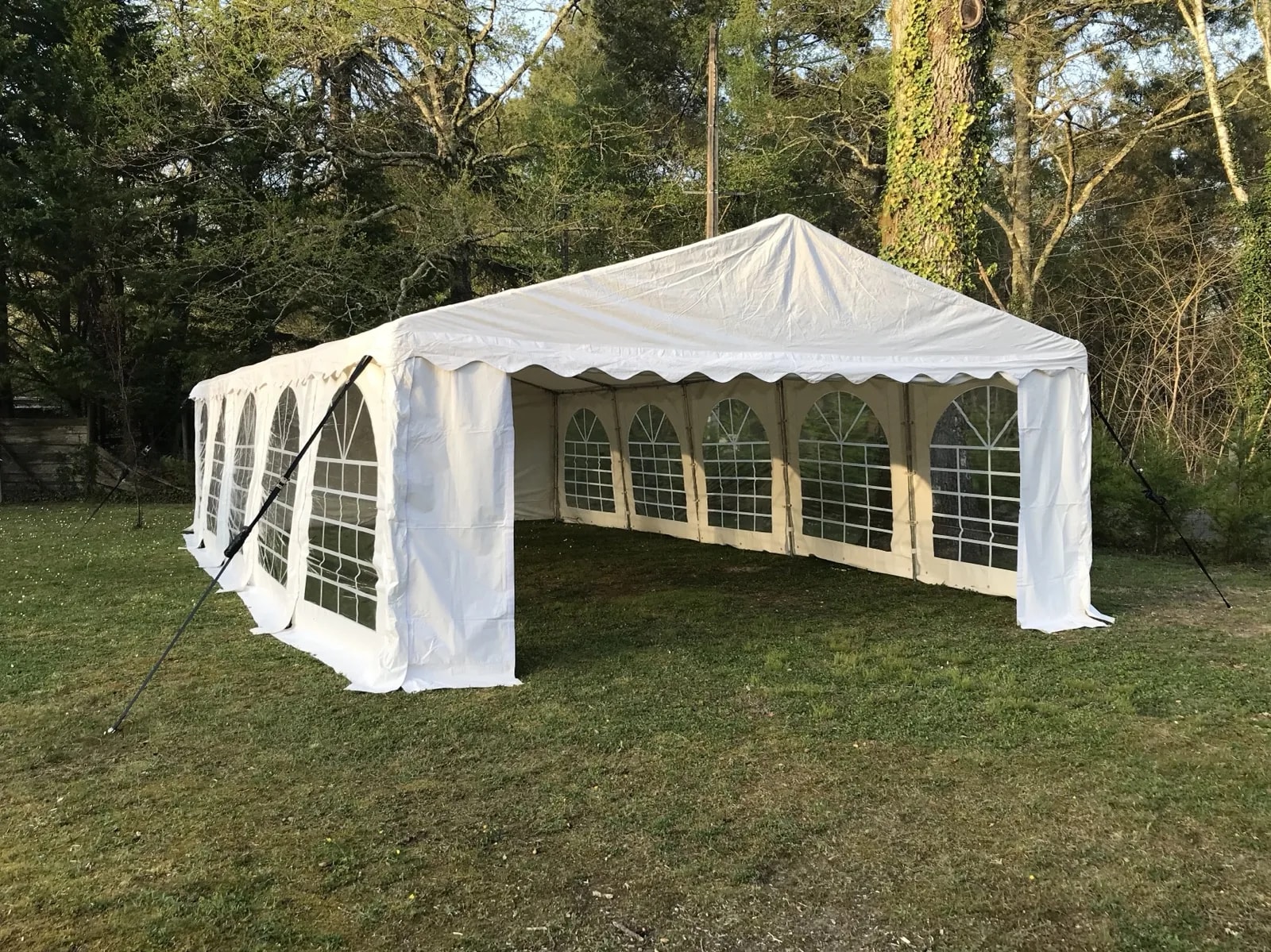 Chapiteau monté dans un jardin