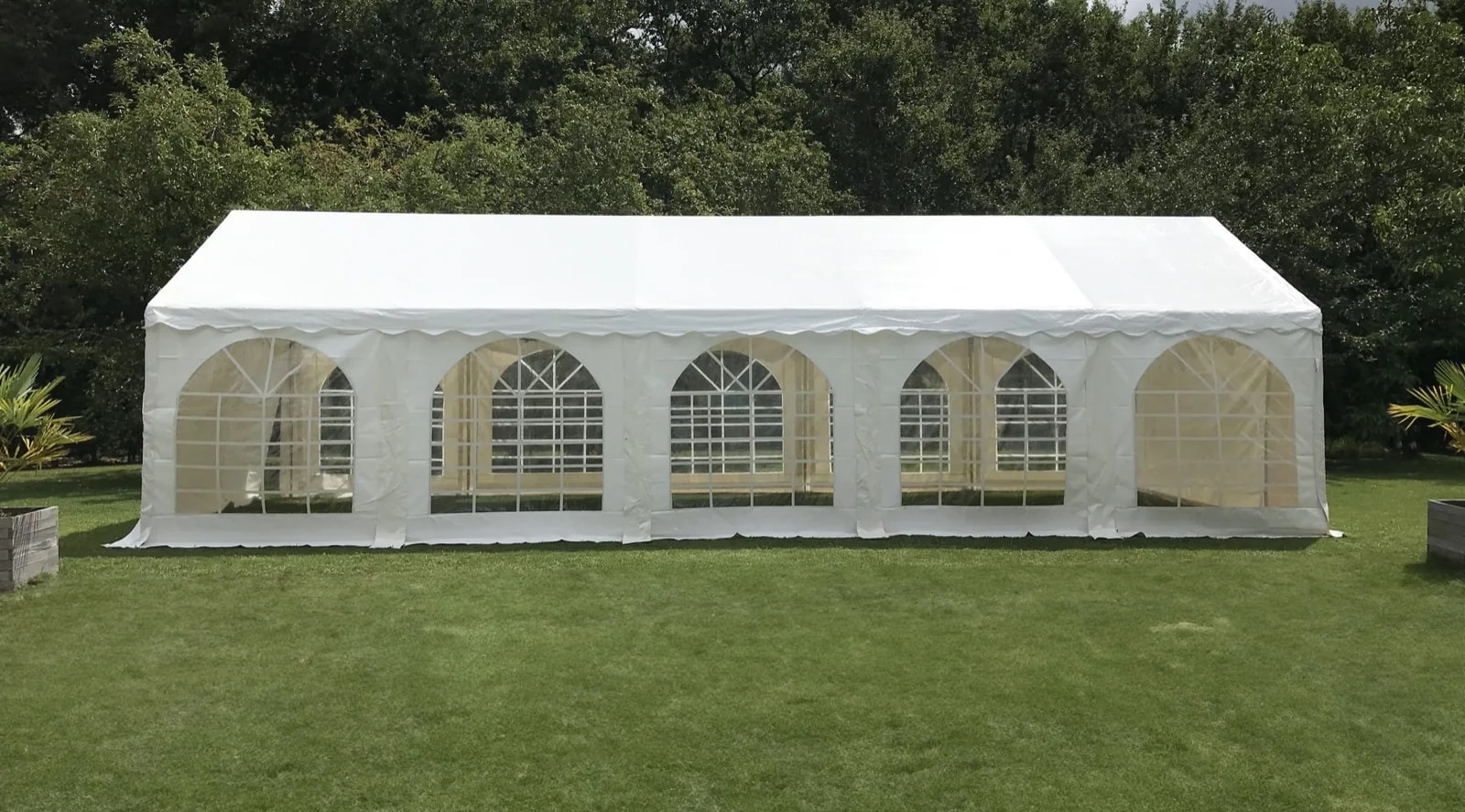 Chapiteau fermé dans un jardin