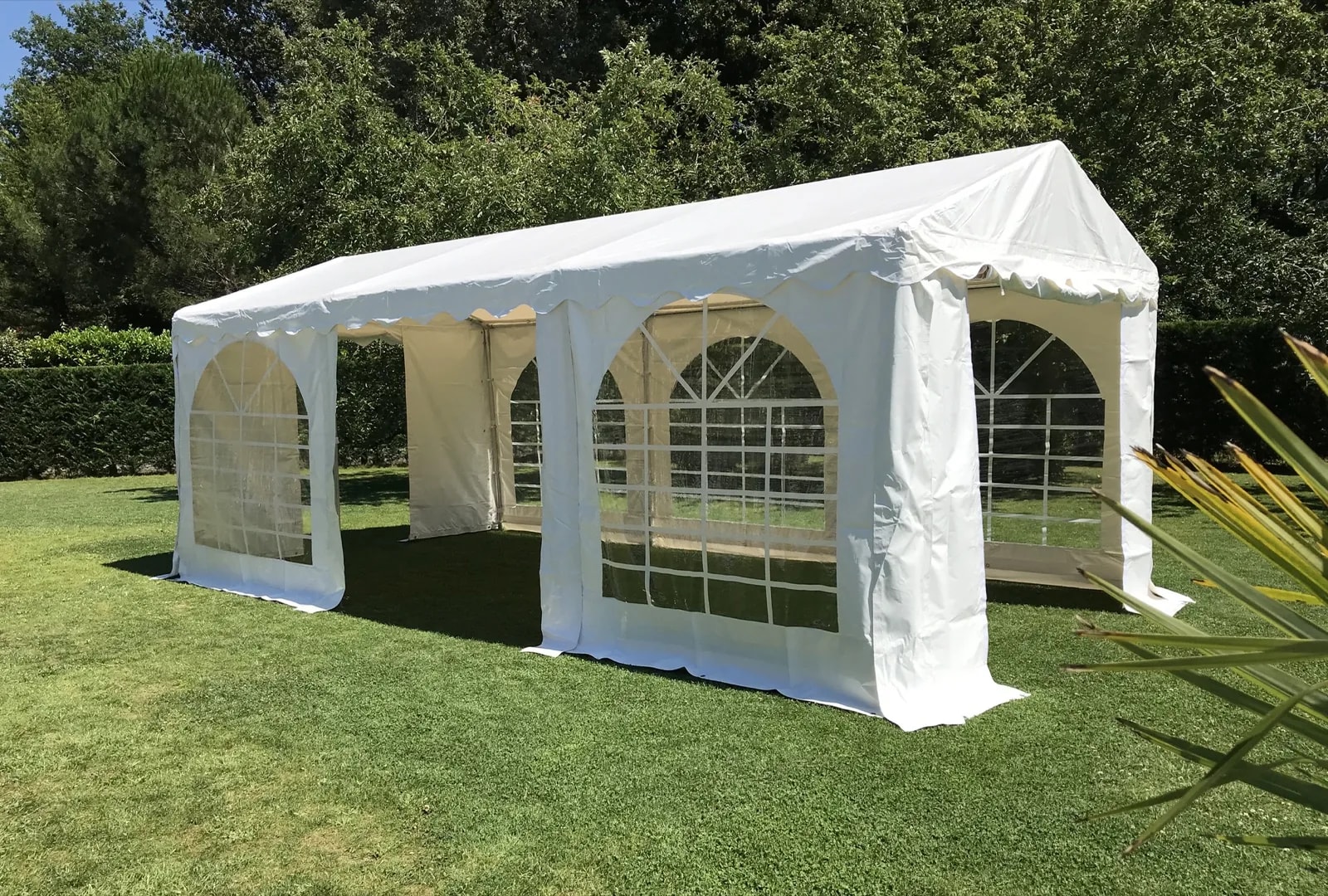 Vue extérieure du chapiteau fermé