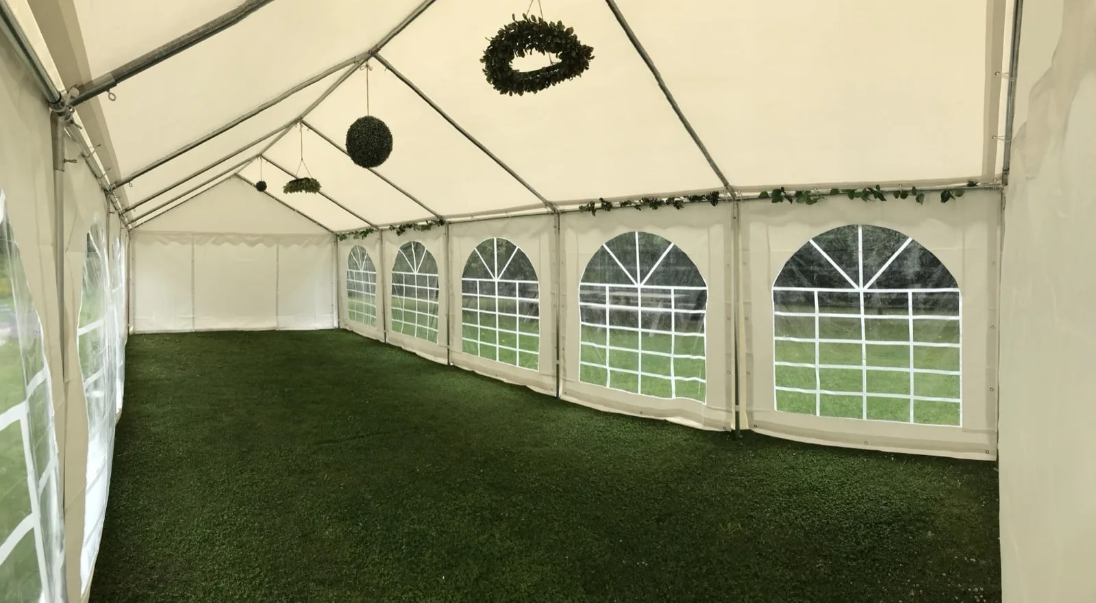 Intérieur du chapiteau décoré pour un événement