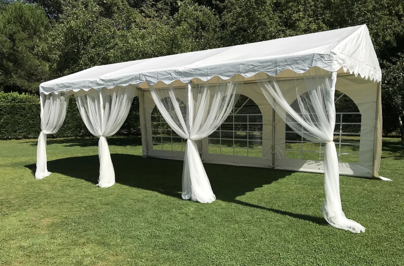 Chapiteau avec rideaux