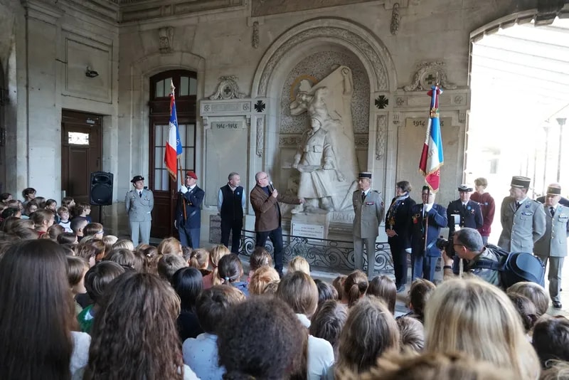 Saint-Genès La Salle - Vue aérienne du campus avec terrain de sport