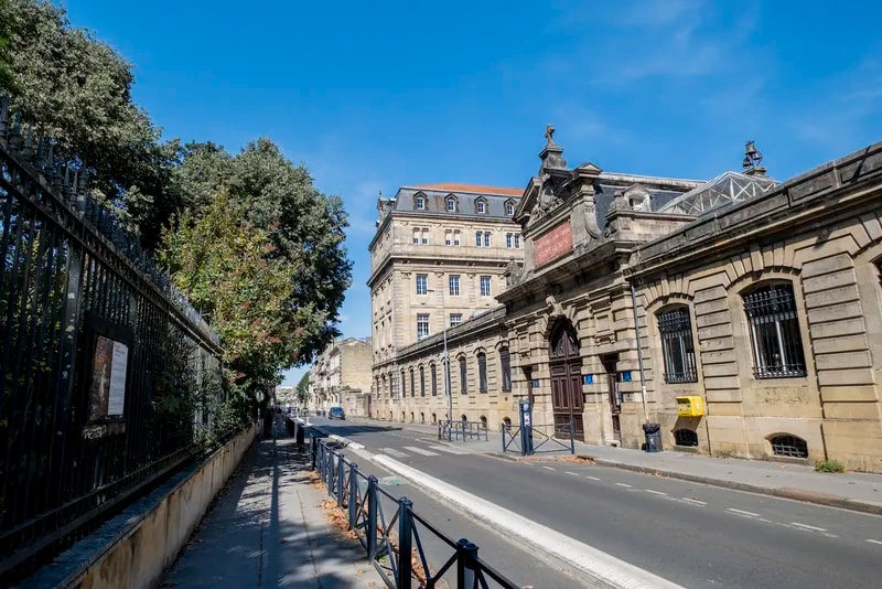Saint-Genès La Salle - Façade du bâtiment historique à Bordeaux