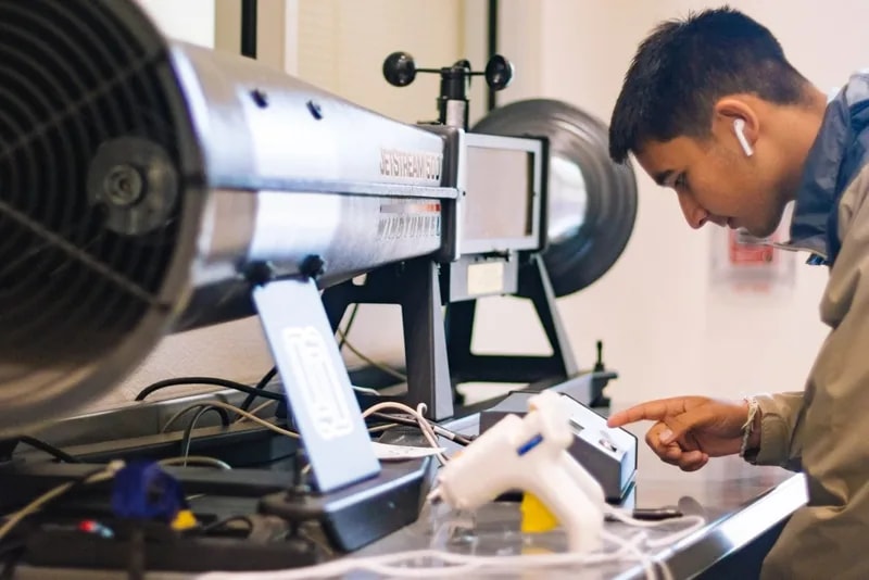 Lycée Philadelphe de Gerde - Élève travaillant sur équipement technique